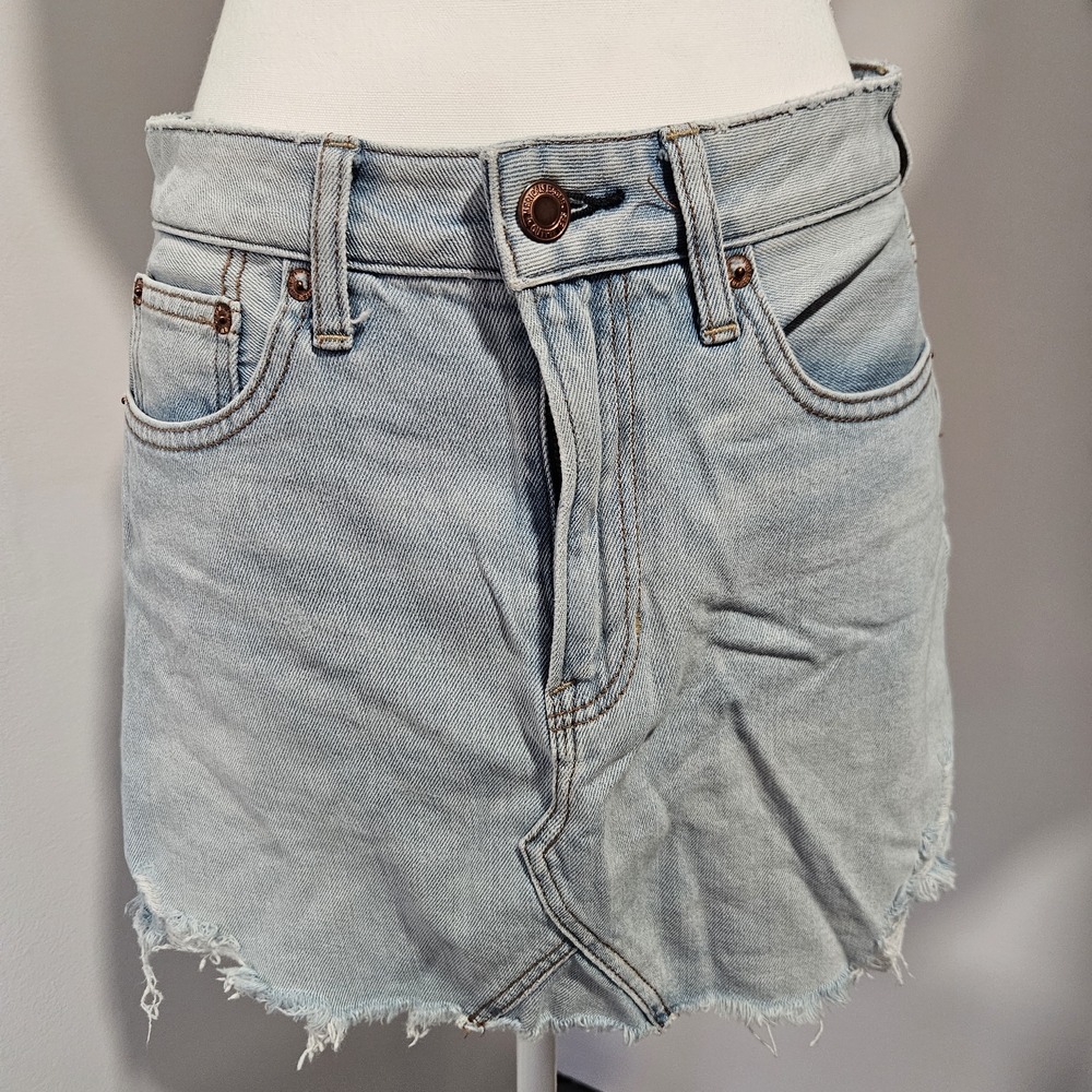 American Eagle Outfitters Y2K Light Wash Denim Mini Skirt Rough Hem Women SZ 6 - Picture 2 of 7